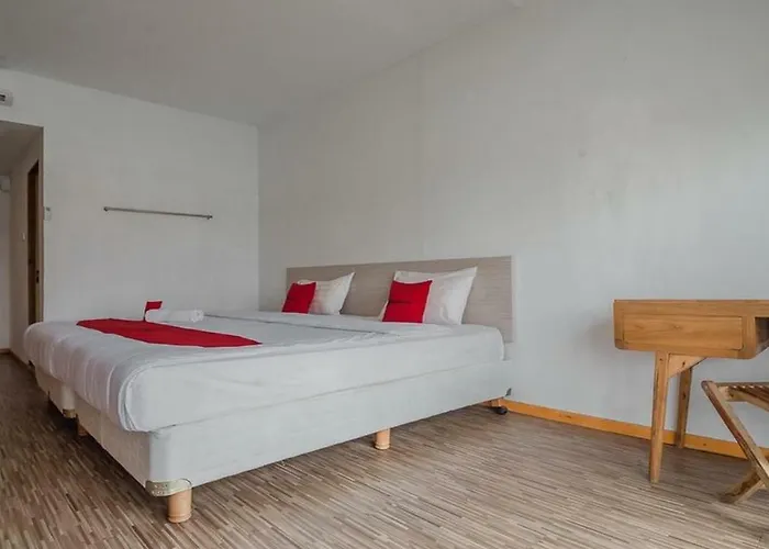 Reddoorz Near Pantai Coastarina Batam