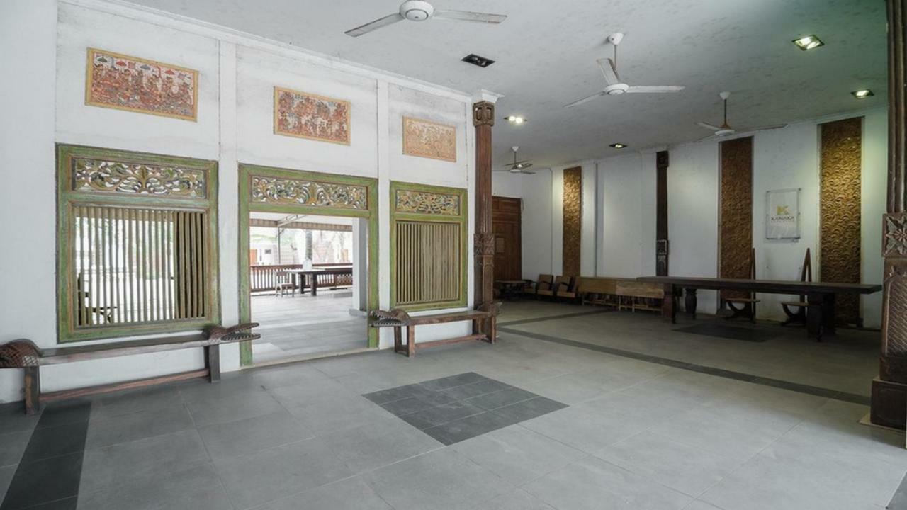 Hotel Reddoorz Near Pantai Coastarina 2*