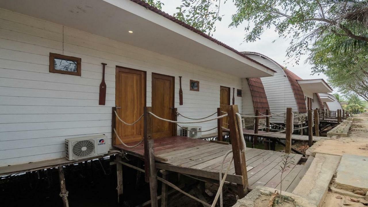 Reddoorz Near Pantai Coastarina Hotel 2*