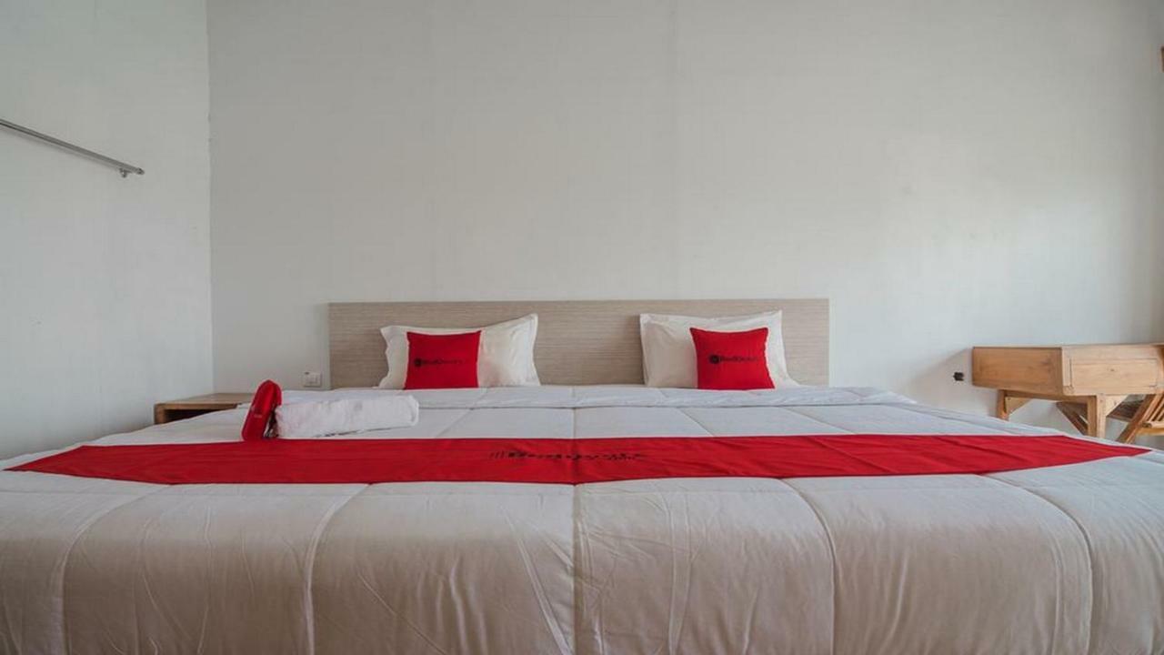 Reddoorz Near Pantai Coastarina Hotel 2*